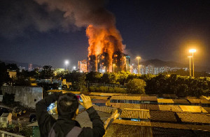 Kebakaran Mematikan di Hong Kong Tewaskan 44 Orang, Ratusan Masih Hilang