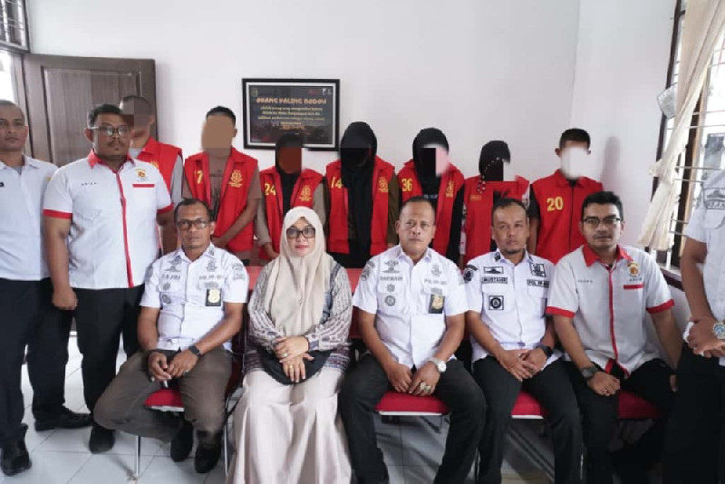 Satpol PP dan WH Aceh Besar Serahkan Muda-Mudi Pesta Miras dan Seks ke Kejari