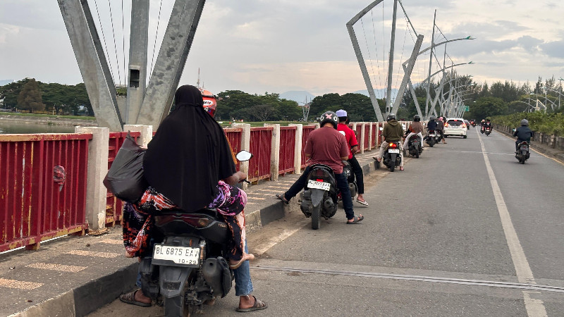 Listrik Padam, Warga Banda Aceh Berburu Sinyal di Atas Jembatan