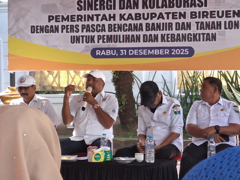 Bersihkan Lumpur di Rumah Korban Bencana, Mukhlis Utamakan Rumah Janda dan Warga Miskin