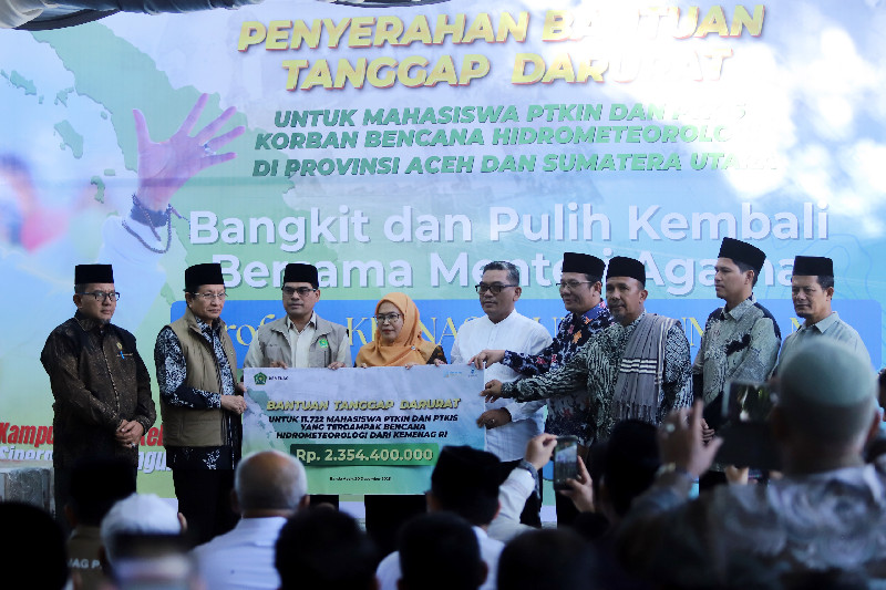 Menag Salurkan Bantuan untuk 4.119 Mahasiswa UIN Ar-Raniry Terdampak Banjir