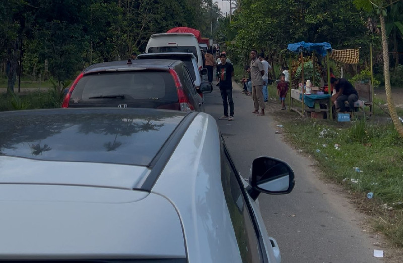 Jembatan Bailey Awe Geutah Padat, Warga Rela Antre Berjam-jam