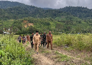 Jalan Kaki 4 Kilometer, Bupati TRK Tinjau Permukiman Warga yang Hancur Akibat Banjir