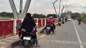 Listrik Padam, Warga Banda Aceh Berburu Sinyal di Atas Jembatan