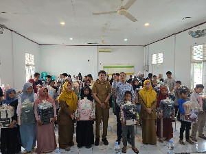Anggota DPRK Banda Aceh Faisal Ridha Salurkan Peralatan Sekolah bagi Anak Yatim