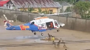 Polisi Udara Baharkam Polri Droping Logistik di Aceh Tamiang Meski Kondisi Ekstrem