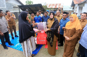 Pemko Banda Aceh Serahkan Bantuan Masa Panik Kepada Korban Kebakaran di Jeulingke