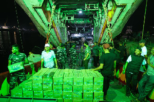 Mualem Pantau Bongkar Muat 120 Ton Bantuan dari KRI Teluk Gilimanuk di Krueng Geukueh