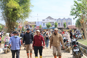 Wagub Kawal Distribusi Bantuan dan Tinjau Penanganan Banjir di Aceh Tamiang