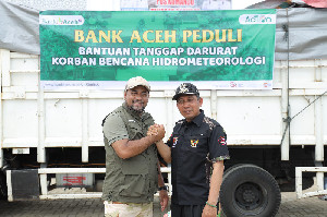 Dirut Bank Aceh Serahkan Paket Bantuan Untuk Korban Banjir di Pidie Jaya
