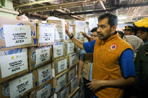 Gubernur Aceh Mualem Pantau Kedatangan Bantuan di Pelabuhan Krueng Geukueh
