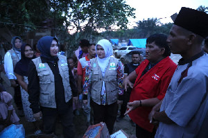 Kak Na Antar Bantuan Masa Panik ke Blang Seunong Pelosok Aceh Timur