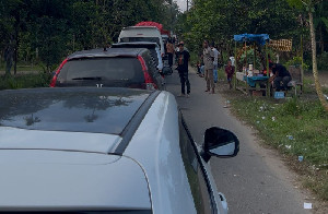 Jembatan Bailey Awe Geutah Padat, Warga Rela Antre Berjam-jam