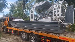 Kapolri Kirim Kapal Rawa untuk Bantu Warga Terdampak Banjir di Aceh