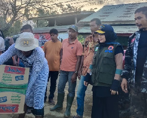Bunda Salma Kunjungi dan Salurkan Bantuan untuk Korban Banjir di Langkahan