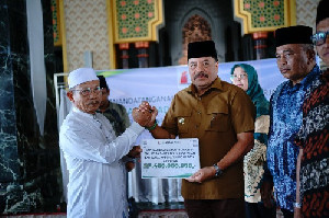 Bupati Nagan Raya Serahkan Bantuan Sajadah Rp400 Juta untuk Masjid dan Meunasah