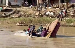 Demi Warga Terdampak Banjir, Wagub Aceh Rela Menyeberang Sungai dengan Rakit Darurat