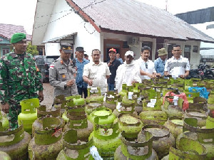 Atasi Kelangkaan LPG 3 Kg, Camat Darul Imarah Salurkan 1.680 Tabung ke Warga