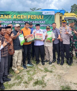 Gubernur Mualem dan Dirut BAS Salurkan Bantuan untuk Warga Subulussalam