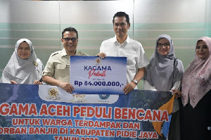 Kagama Serahkan Bantuan Rp54 Juta untuk Korban Bencana Hidrometeorologi Aceh