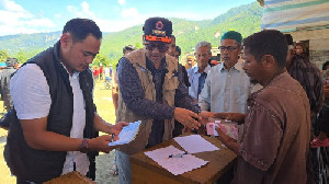 Tangis Haru Warga Kutereje Saat Bupati Aceh Tengah Bayarkan Tanah Relokasi