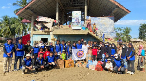 HIMIPOL Unimal Salurkan Bantuan ke Pengungsi Langkahan di Tengah Pemulihan Pascabanjir Aceh