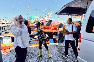 Pemerintah Aceh Kirim 3 Ton Ikan dan Bantuan Pangan Lewat Jalur Laut