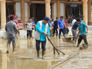 Kemenag Aceh Kerahkan Tim  Relawan Bersihkan Masjid dan Madrasah Terdampak Banjir