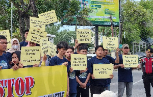 Aksi Damai Koalisi Masyarakat Sipil Aceh Desak Pemerintah Pusat Tetapkan Jadi Bencana Nasional
