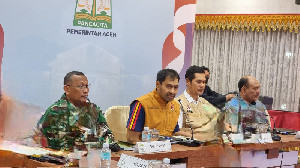 Mualem Instruksikan Pemda Fokus pada Kebutuhan Dasar Masyarakat Terdampak Banjir