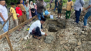 Mahasiswa KPM Desa Mon Ikeun Hadiri Peusijuk Peletakan Batu Pertama Kopdes Merah Putih