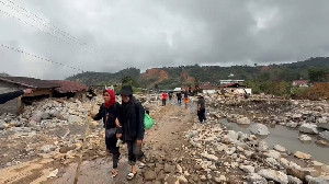 Puluhan Korban Banjir Bener Meriah Jalan Kaki Ambil Sembako ke Aceh Utara