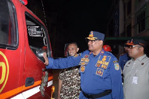 Dirjen Bina Adwil Apresiasi Personel Damkar Bersihkan Jalan hingga Sekolah di Aceh