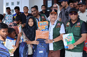 Bupati TRK Salurkan Bantuan Pendidikan, Jaga Asa Anak-anak Pascabencana