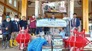 UNSIL-UTU Salurkan Peralatan Bersih Rumah untuk Warga Terdampak Banjir di Pidie Jaya