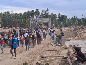 Jembatan Bailey Teupin Reudeup Bireuen Pada Tahap Pasang Lantai