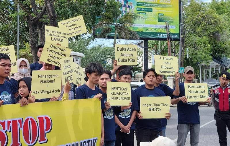Aksi Damai Koalisi Masyarakat Sipil Aceh Desak Pemerintah Pusat Tetapkan Jadi Bencana Nasional