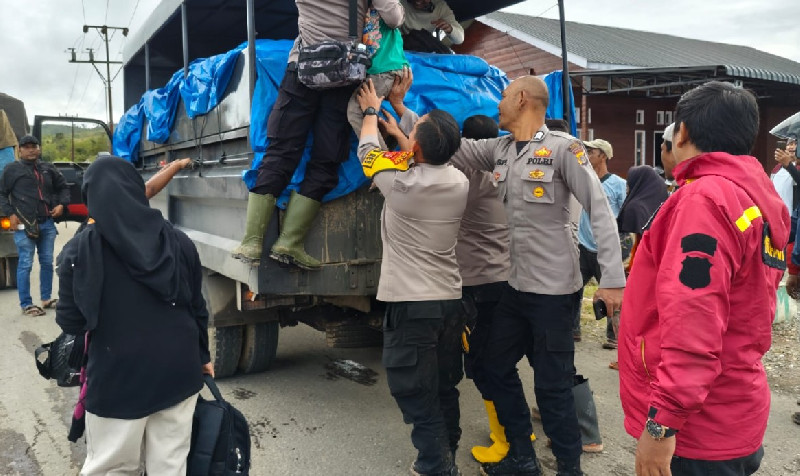 Kapolres Aceh Tengah Kawal Distribusi Bantuan ke Wilayah Terisolir Linge