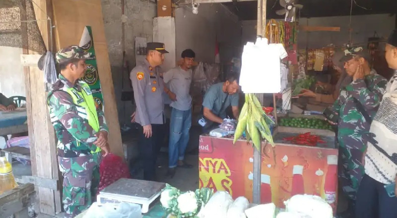 Polsek Woyla Barat Cek Ketersediaan Sembako, BBM, dan LPG di Pasar Mali