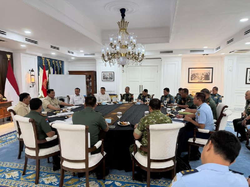 Perkuat Arah Pertahanan, Prabowo Kumpulkan Pimpinan TNI di Istana