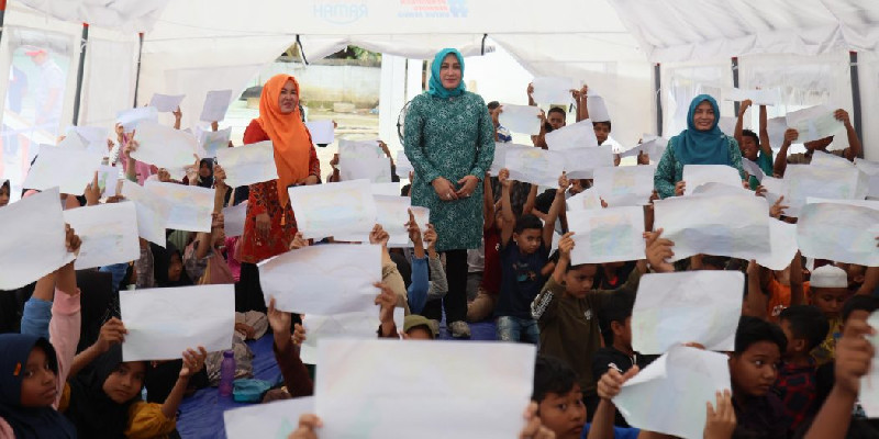Tinjau Sekolah Darurat, Kak Na: Jaga Semangat Belajar Anak-Anak Kita