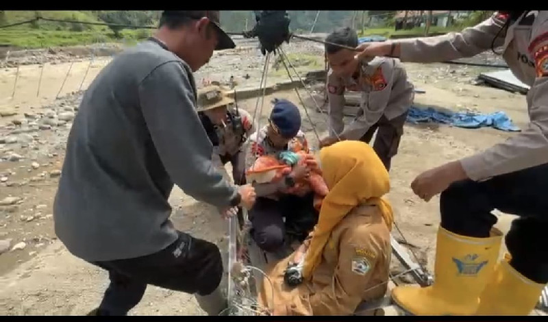 Polisi Pasang Tali Sling Aman untuk Penyeberangan Warga di Aceh Tengah