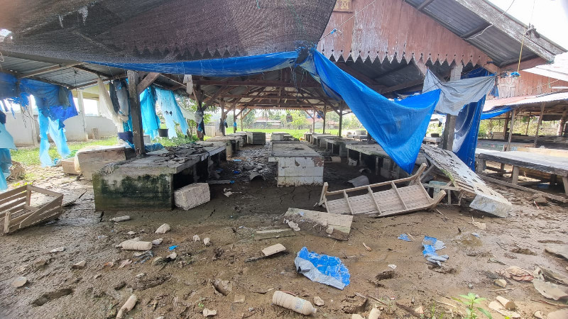 Hampir Dua Bulan Pascabanjir, Pasar Inpres Krueng Mane Masih Berlumpur