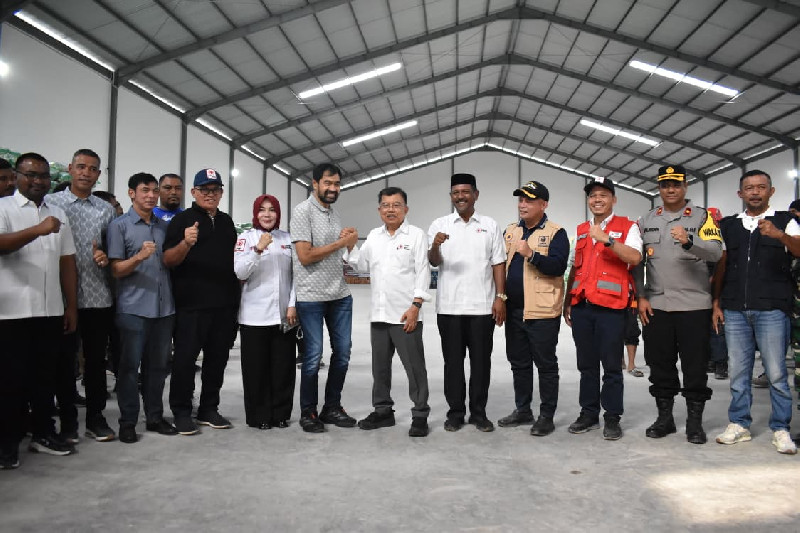 Gubernur Aceh Terima Bantuan PMI Nasional yang Diserahkan oleh Jusuf Kalla