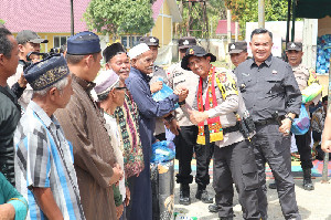 Kapolda Serahkan 300 Kasur dan DTH untuk Korban Bencana di Aceh Tenggara