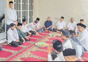 Sekda Aceh Melayat ke Rumah Abu Tu Min, Berbelasungkawa atas Wafatnya Sang Istri