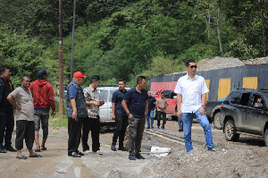 Sekda Aceh Tinjau Kerusakan Jalan Gayo Lues-Agara dan Salurkan Logistik