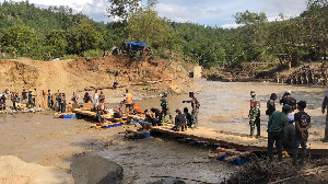 Tanah Leluhur Berduka, Relawan Membalut Luka