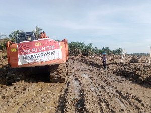 Polri Turunkan Alat Berat untuk Pembuatan Parit dan Akses Jalan di Langkahan