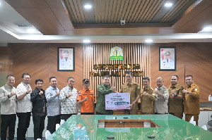 Sekda Aceh Terima Bantuan Solidaritas Pemko Makassar Senilai Rp500 Juta